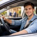 découvrez si un crédit auto est accessible aux jeunes conducteurs, les conditions à remplir et nos conseils pour obtenir un financement adapté.