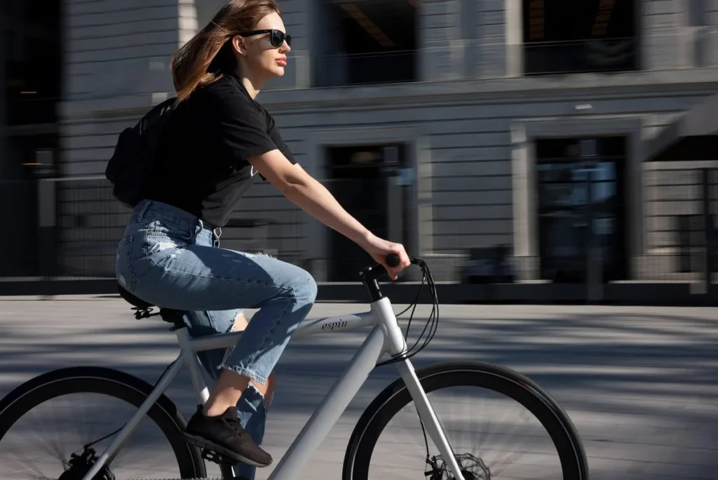 Velofox mobilité en action vélo cargo et scooter partagés en ville