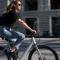 Velofox mobilité en action vélo cargo et scooter partagés en ville