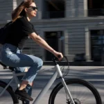 Velofox mobilité en action vélo cargo et scooter partagés en ville